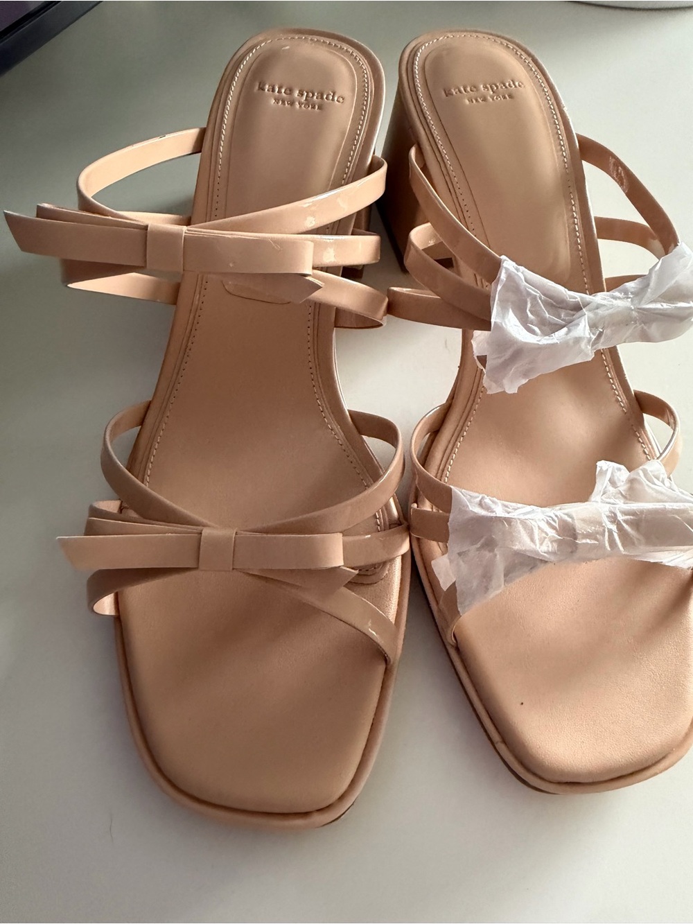 Kate Spade New York Carolina Beige Patent Leather Bow Sandals Size 10B - Picture 3 of 8